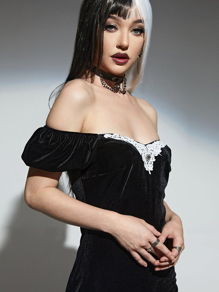 a woman wear a sexy gothic black lace satin sleeveless strapless dress 08